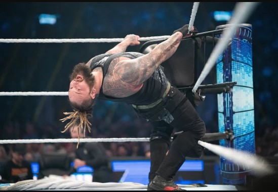 Rotunda berseteru dengan sejumlah superstar WWE terkenal seperti Wyatt selama karirnya, termasuk John Cena.